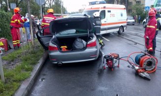 Accident cu patru răniți, în Plopilor. O persoană a rămas încarcerată