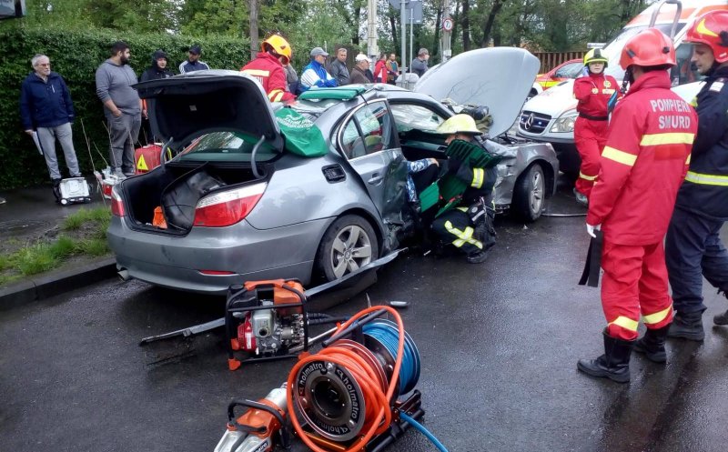 Accident cu răniți, pe Plopilor. O persoană a rămas încarcerată