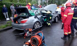 Accident cu răniți, pe Plopilor. O persoană a rămas încarcerată