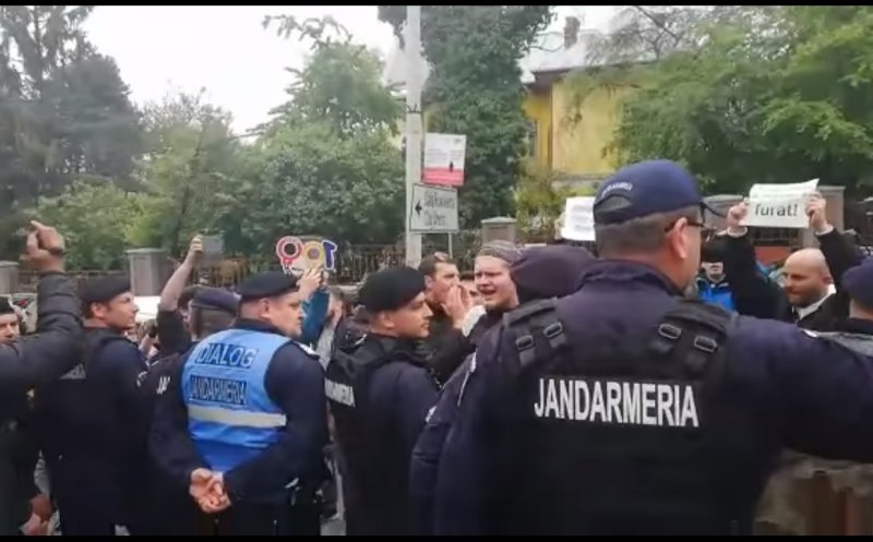 Cordonul de jandarmi pentru Dăncilă de la Cluj, ironizat de Iohannis. IMAGINI grăitoare