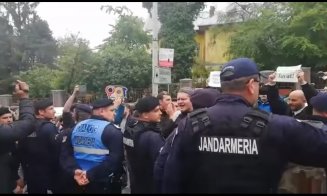 Cordonul de jandarmi pentru Dăncilă de la Cluj, ironizat de Iohannis. IMAGINI grăitoare