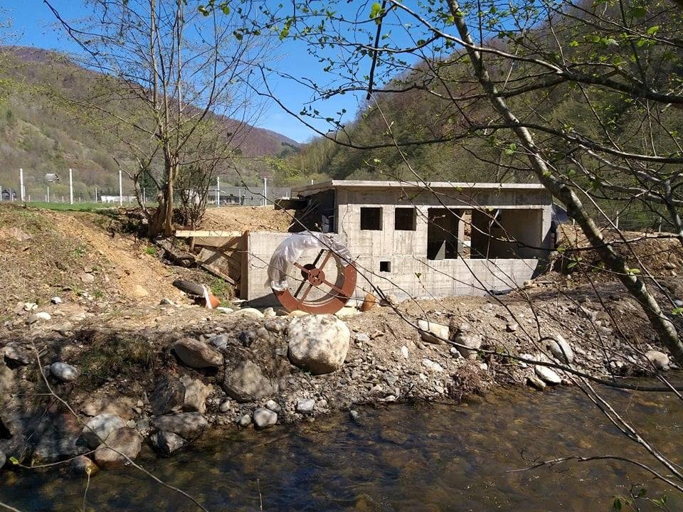 Microhidrocentrala ilegală de pe Someșul Cald a fost demolată
