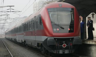 Tren cu destinaţia Cluj, blocat de inundaţii