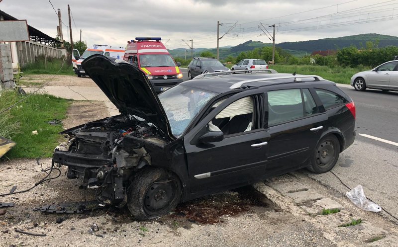 Accident cu răniți în Livada. I-a explodat cauciucul și a intrat în stâlp