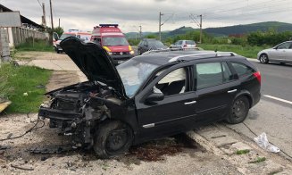 Accident cu răniți în Livada. I-a explodat cauciucul și a intrat în stâlp