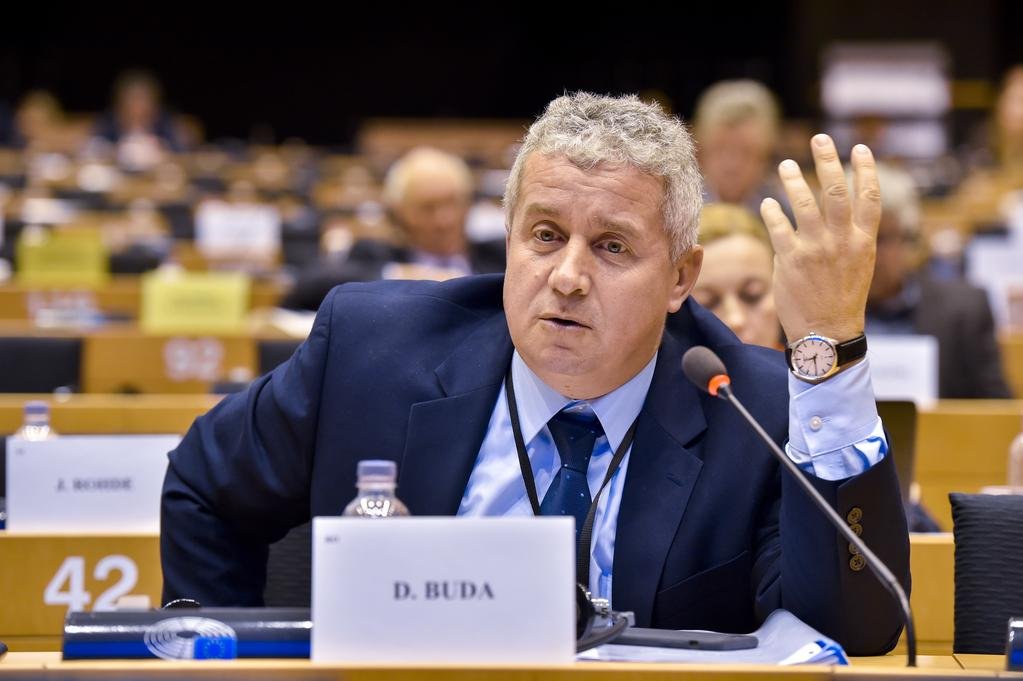 Buda: "Domnule ministru Daea, de problemele reale ale țării când vă ocupați? Știați că în România sunt și au fost inundații?!"