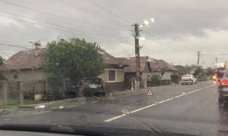 Accident în Iclod. O mașină a intrat într-un stâlp și a rupt un gard