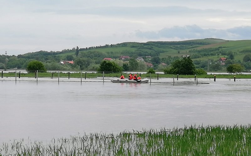 Inundaţii la Cluj. Persoane evacuate cu barca de salvare