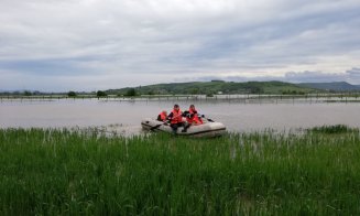 Inundaţii la Cluj. Persoane evacuate cu barca de salvare
