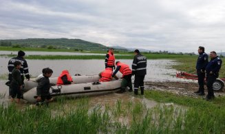 Inundaţii la Cluj. Persoane evacuate cu barca de salvare