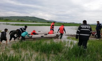 Inundaţii la Cluj. Persoane evacuate cu barca de salvare