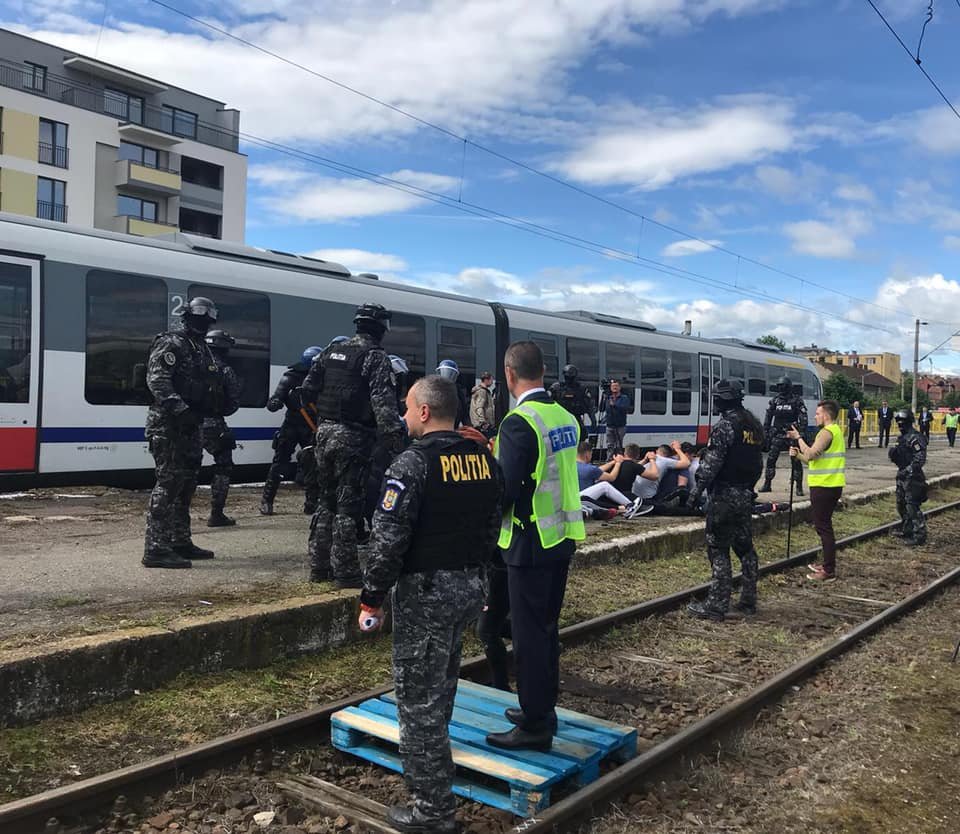 Mascați și tineri încătușați în Gara Cluj-Napoca. Exercițiu cu mai mulți polițiști din Europa