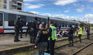Mascați și tineri încătușați în Gara Cluj-Napoca. Exercițiu cu mai mulți polițiști din Europa