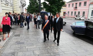 Iohannis îl vizitează pe Boc la primărie. Va merge pe jos spre Universitatea Babeș-Bolyai