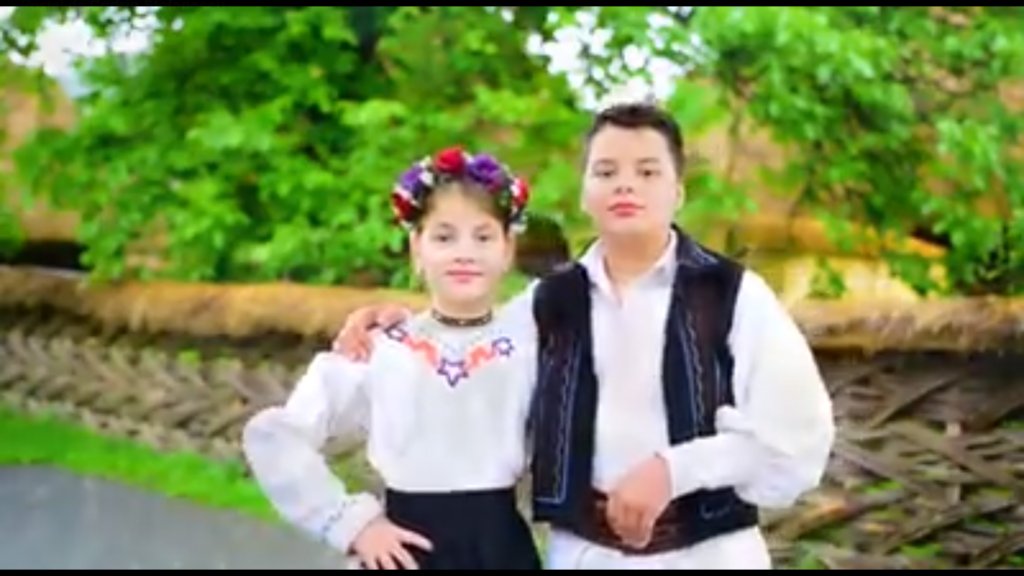 După manea, muzică populară! Doi copii puși să cânte: "PSD-ul nu jigneste/ El doar că ne ocrotește"