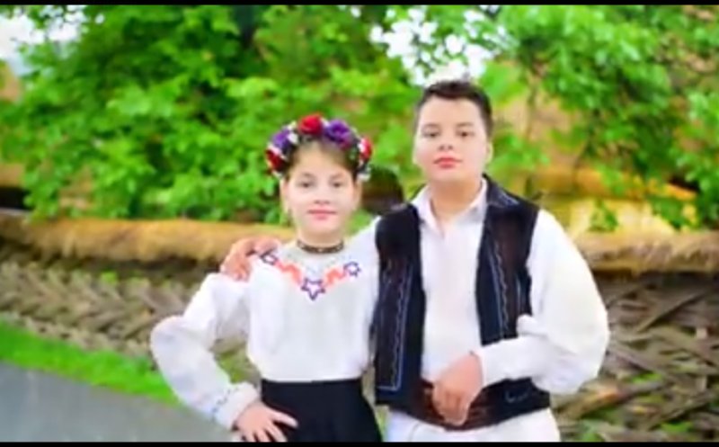 După manea, muzică populară! Doi copii puși să cânte: "PSD-ul nu jigneste/ El doar că ne ocrotește"