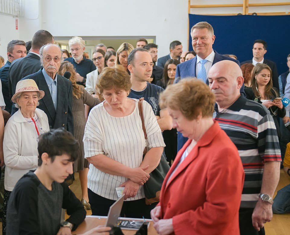 Iohannis: „Veniţi la vot. Nu lăsaţi pe alţii să decidă în locul vostru”