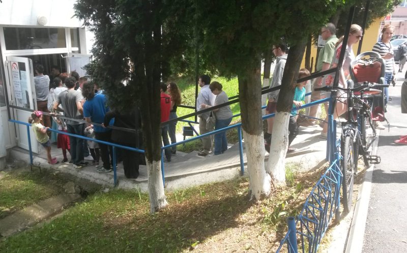 Clujenii se îngrămădesc la vot. Coadă de sute de persoane, la o secţie din Mănăştur