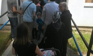 Clujenii se îngrămădesc la vot. Coadă de sute de persoane, la o secţie din Mănăştur