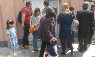 Clujenii se îngrămădesc la vot. Coadă de sute de persoane, la o secţie din Mănăştur