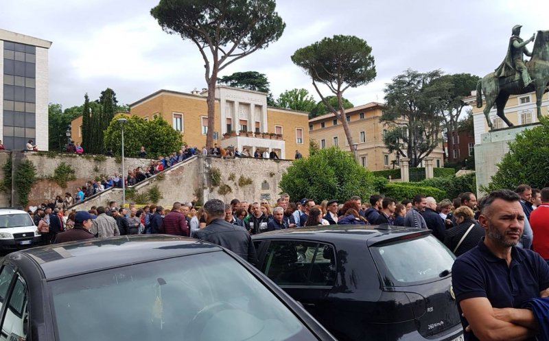 Mii de români din diaspora, din nou la cozi. Rareș Bogdan:  "Multă bătaie de joc! Inadmisibil ce se întâmplă!"