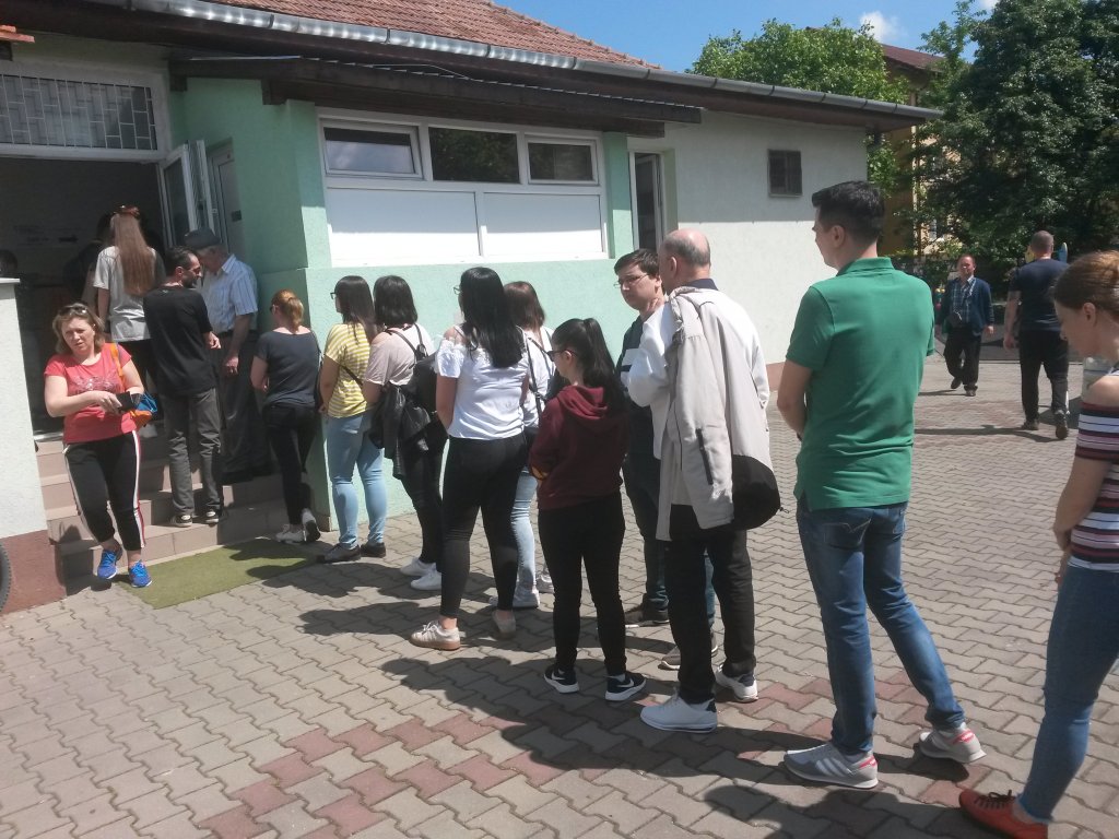 Umiliți la cozi. Un clujean era să leșine la votare, în Între Lacuri