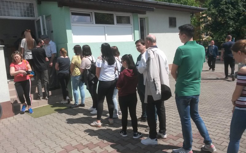 Umiliți la cozi. Un clujean era să leșine la votare, în Între Lacuri