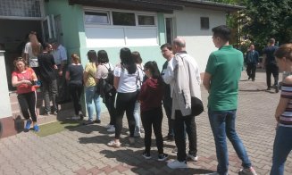 Umiliți la cozi. Un clujean era să leșine la votare, în Între Lacuri