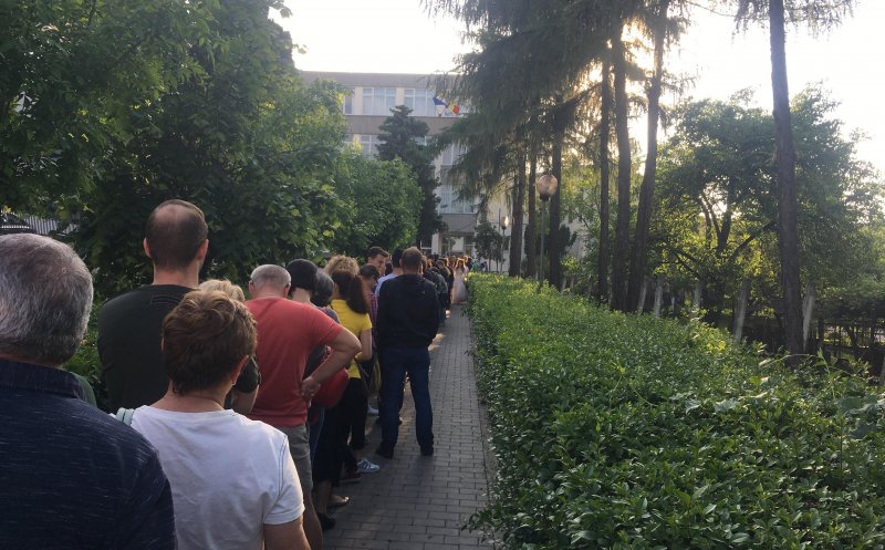 Coadă până pe Calea Turzii!  Votant: "Cei care vin acum se descurajează și renunță"
