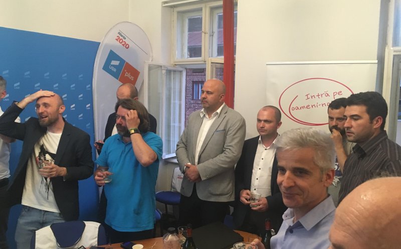 Șampanie la sediul USR Cluj: "România începe cu noi!" / EXIT POLL: USR-PLUS 23,9%