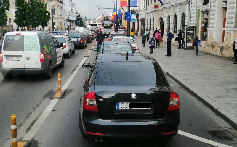 Pro și contra. Banda dedicată din centrul Clujului, blocată de mașini. "Își lasă copiii la școală"
