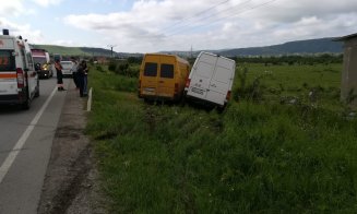 Accident la Cluj: două dube, cap în cap