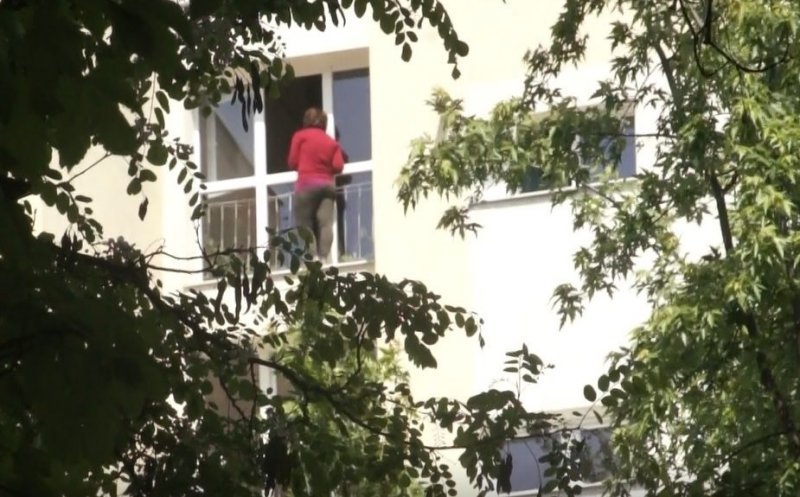 Și-a petrecut prima oră din tură încercând să o convingă să nu sară! A simțit momentul și a prins-o puternic de braț