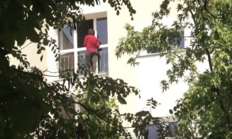 Și-a petrecut prima oră din tură încercând să o convingă să nu sară! A simțit momentul și a prins-o puternic de braț