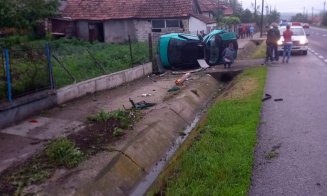 La un pas de tragedie în Cluj. A călcat pedala de accelerație și și-a făcut mașina zob
