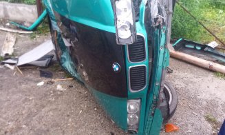 La un pas de tragedie în Cluj. A călcat pedala de accelerație și și-a făcut mașina zob