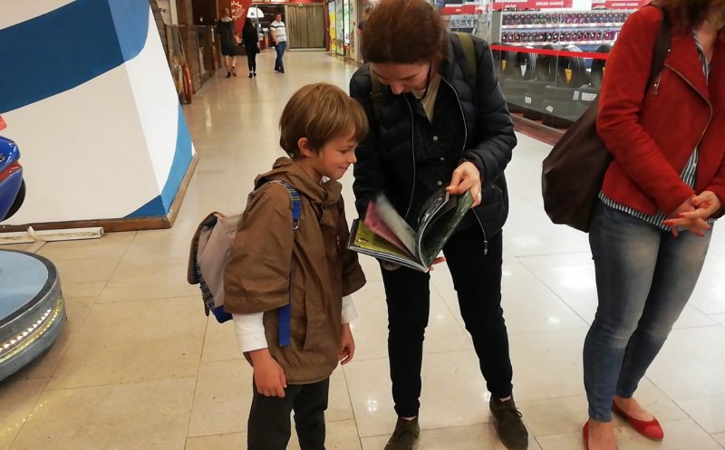 Flashmob inedit pentru minibiblioteci în spitale: "Dai carte, ai parte de zâmbete"