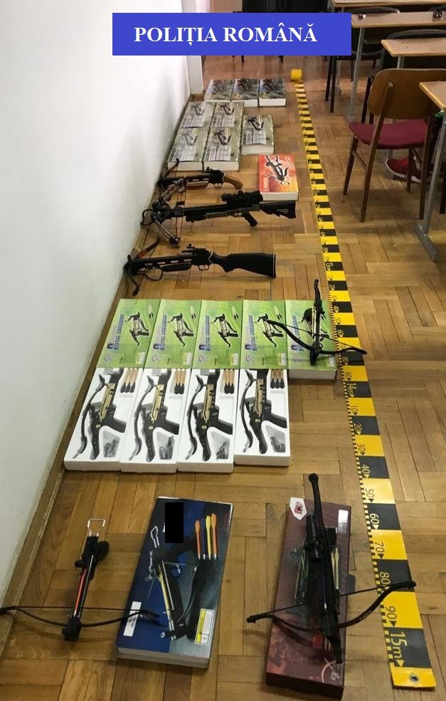 Arbalete confiscate la Cluj. Un pensionar britanic încerca să le vândă ilegal