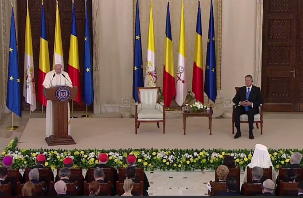 Papa Francisc, în România: "Mă bucur să mă aflu în frumoasa dumneavoastră ţară"