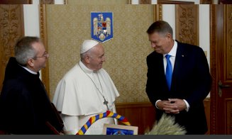 Un tricou cu autograful lui Hagi și vâsla lui Patzaichin, printre cadourile primite de Papa Francisc în România