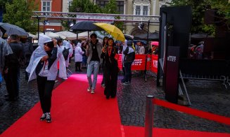 Ploaia a stricat planurile pentru majoratul TIFF/ Cum se pot recupera banii pe bilete