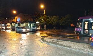 Tramvaie blocate în lanț în giratoriul de la Petrom, pe strada Oașului