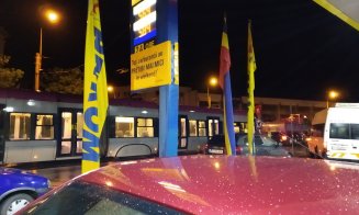 Tramvaie blocate în lanț în giratoriul de la Petrom, pe strada Oașului