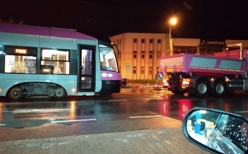 Tramvaie blocate în lanț în giratoriul de la Petrom, pe strada Oașului