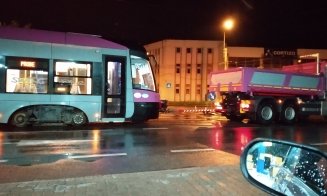 Tramvaie blocate în lanț în giratoriul de la Petrom, pe strada Oașului