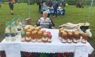 Festivalul de la Vultureni sfidează ploaia. Piscină cu noroi și alergat pe baloți