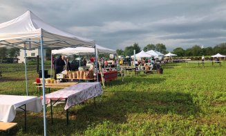 Festivalul de la Vultureni sfidează ploaia. Piscină cu noroi și alergat pe baloți