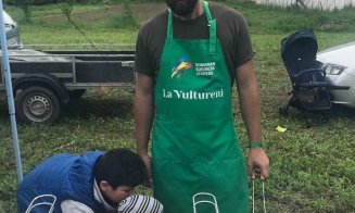 Festivalul de la Vultureni sfidează ploaia. Piscină cu noroi și alergat pe baloți