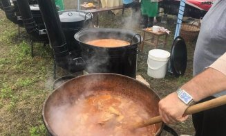 Festivalul de la Vultureni sfidează ploaia. Piscină cu noroi și alergat pe baloți