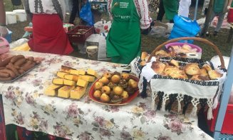 Festivalul de la Vultureni sfidează ploaia. Piscină cu noroi și alergat pe baloți